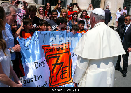 Vatikan-Stadt. 24. Juni 2015. Franziskus, Generalaudienz in Sankt Petersplatz, 24. Juni 2015 Credit: wirklich einfach Star/Alamy Live-Nachrichten Stockfoto