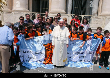 Vatikan-Stadt. 24. Juni 2015. Franziskus, Generalaudienz in Sankt Petersplatz, 24. Juni 2015 Credit: wirklich einfach Star/Alamy Live-Nachrichten Stockfoto