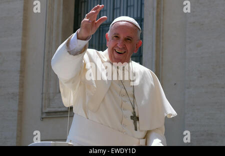 Vatikan-Stadt. 24. Juni 2015. Franziskus, Generalaudienz in Sankt Petersplatz, 24. Juni 2015 Credit: wirklich einfach Star/Alamy Live-Nachrichten Stockfoto