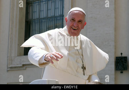 Vatikan-Stadt. 24. Juni 2015. Franziskus, Generalaudienz in Sankt Petersplatz, 24. Juni 2015 Credit: wirklich einfach Star/Alamy Live-Nachrichten Stockfoto