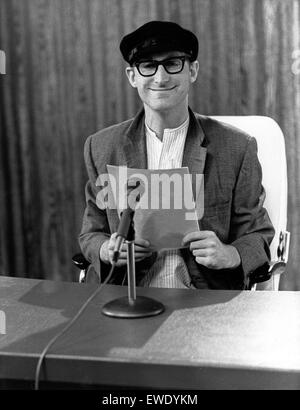 Deutscher Komiker und Wis Otto Waalkes als Korrespondent Harry Hirsch, Deutschland 1980er Jahre. Deutsche Komiker und Schauspieler Otto Waalkes, Deutschland der 80er Jahre. Stockfoto