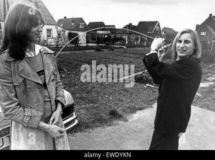 Deutscher Komiker Otto Waalkes und Kan mit Freundin Angelika, Deutschland 1980er Jahre. Deutsche Komiker und Schauspieler Otto Waalkes mit Freundin Angelika, Deutschland der 80er Jahre. Stockfoto