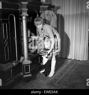 Deutsche Fictitious character Ingrid van Bergen mit ihrer Tochter Carolin, Deutschland 1960er Jahre. Deutsche Schauspielerin Ingrid van Bergen mit ihrer Tochter Carolin, Deutschland der 1960er Jahre. Stockfoto