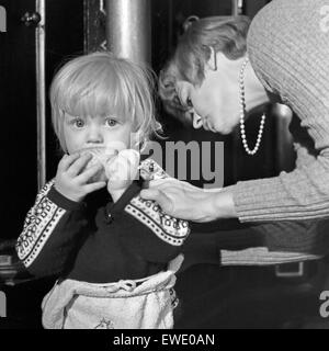 Deutsche Fictitious character Ingrid van Bergen mit ihrer Tochter Carolin, Deutschland 1960er Jahre. Deutsche Schauspielerin Ingrid van Bergen mit ihrer Tochter Carolin, Deutschland der 1960er Jahre. Stockfoto