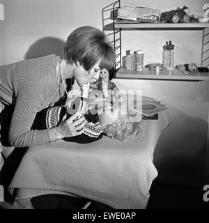 Deutsche Fictitious character Ingrid van Bergen mit ihrer Tochter Carolin, Deutschland 1960er Jahre. Deutsche Schauspielerin Ingrid van Bergen mit ihrer Tochter Carolin, Deutschland der 1960er Jahre. Stockfoto