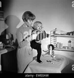 Deutsche Fictitious character Ingrid van Bergen mit ihrer Tochter Carolin, Deutschland 1960er Jahre. Deutsche Schauspielerin Ingrid van Bergen mit ihrer Tochter Carolin, Deutschland der 1960er Jahre. Stockfoto