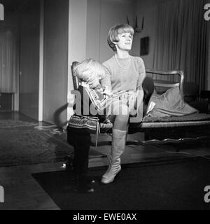 Deutsche Fictitious character Ingrid van Bergen mit ihrer Tochter Carolin, Deutschland 1960er Jahre. Deutsche Schauspielerin Ingrid van Bergen mit ihrer Tochter Carolin, Deutschland der 1960er Jahre. Stockfoto