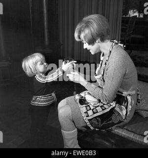 Deutsche Fictitious character Ingrid van Bergen mit ihrer Tochter Carolin, Deutschland 1960er Jahre. Deutsche Schauspielerin Ingrid van Bergen mit ihrer Tochter Carolin, Deutschland der 1960er Jahre. Stockfoto