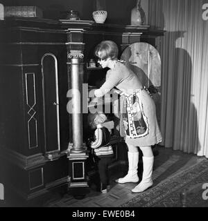 Deutsche Fictitious character Ingrid van Bergen mit ihrer Tochter Carolin, Deutschland 1960er Jahre. Deutsche Schauspielerin Ingrid van Bergen mit ihrer Tochter Carolin, Deutschland der 1960er Jahre. Stockfoto