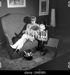 Deutsche Fictitious character Ingrid van Bergen mit ihrer Tochter Carolin, Deutschland 1960er Jahre. Deutsche Schauspielerin Ingrid van Bergen mit ihrer Tochter Carolin, Deutschland der 1960er Jahre. Stockfoto