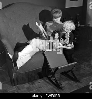 Deutsche Fictitious character Ingrid van Bergen mit ihrer Tochter Carolin, Deutschland 1960er Jahre. Deutsche Schauspielerin Ingrid van Bergen mit ihrer Tochter Carolin, Deutschland der 1960er Jahre. Stockfoto