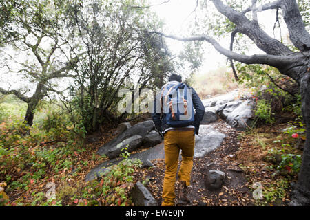 Junge Mann trägt einen Rucksack wandern Stockfoto