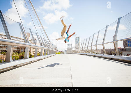 Junger Mann Saltos auf street Parcour parkour Stockfoto