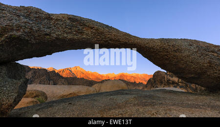 Sonnenaufgang am Lathe Arch in den Alabama Hills mit Blick auf die Sierra Nevada, Kalifornien, USA. Stockfoto