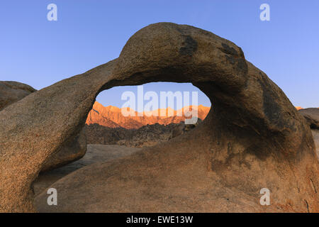 Sonnenaufgang am Mobius Arch in den Alabama Hills mit Blick auf die Sierra Nevada, Kalifornien, USA. Stockfoto
