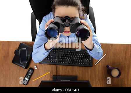 Frau an Ihrem Schreibtisch Blick durch ein Fernglas aus Vogelperspektive erschossen Stockfoto