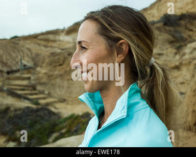 Eine lächelnde junge Frau, Seitenprofil in blau oben ausgeführt Stockfoto