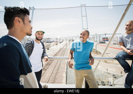 Gruppe junger Männer stehen auf Steg Stockfoto