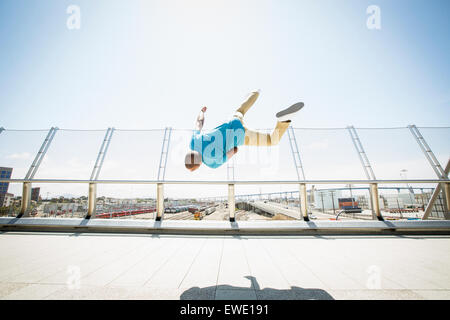 Junger Mann Erniedrigungen Parcour Parkour freilaufend Stockfoto