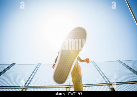 Junger Mann Erniedrigungen Parcour Parkour freilaufend Stockfoto