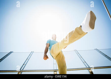 Junger Mann Erniedrigungen Parcour Parkour freilaufend Stockfoto