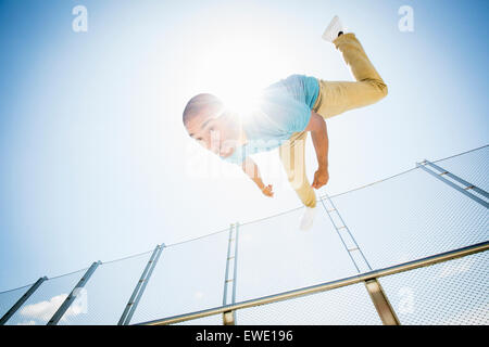 Junger Mann Erniedrigungen Parcour Parkour freilaufend Stockfoto