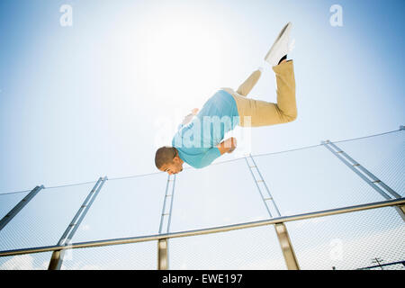 Junger Mann Erniedrigungen Parcour Parkour freilaufend Stockfoto