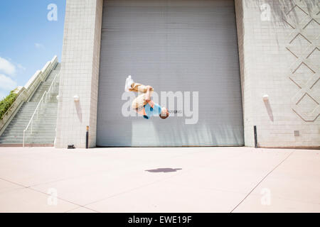 Junger Mann Saltos auf street Parcour Parkour freilaufend Stockfoto