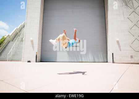 Junger Mann Saltos auf street Parcour Parkour freilaufend Stockfoto