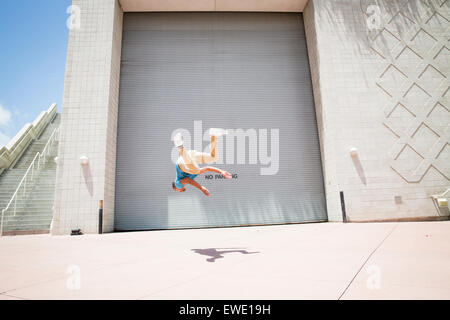 Junger Mann Saltos auf street Parcour Parkour freilaufend Stockfoto