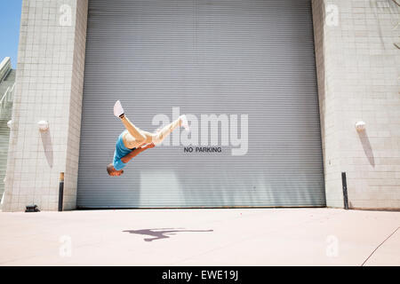 Junger Mann Saltos auf street Parcour Parkour freilaufend Stockfoto