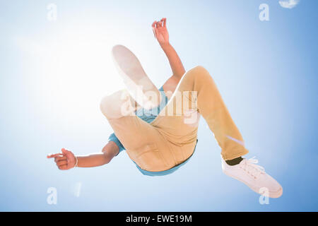 Parcour Parkour junger Mann in die Luft springen Stockfoto