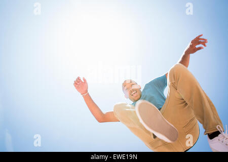 Parcour Parkour junger Mann in die Luft springen Stockfoto