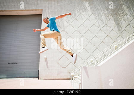 Junger Mann springt hinunter Treppe Parcour parkour Stockfoto