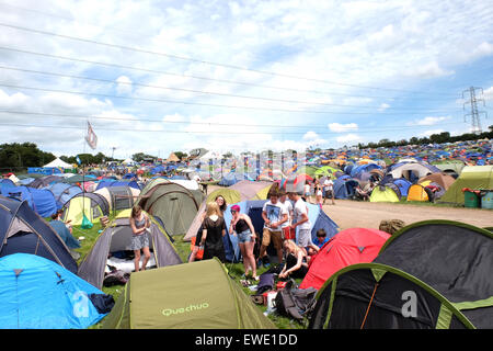 Glastonbury Festival, Somerset, UK. 24. Juni 2015.  Was macht ein Unterschied ein Tag. Der Zeit von 08:00 bis 14:00 ist eine kleine Stadt in würdiger Farm gewachsen. Groß, wie es ist wird die Zahl der Festivalbesucher weiter wachsen bis zum Wochenende. Bildnachweis: Tom Corban/Alamy Live-Nachrichten Stockfoto