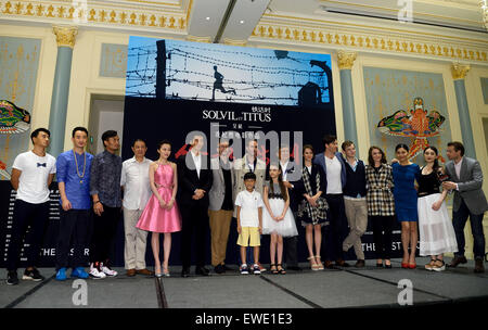 Tianjin, China. 24. Juni 2015. Führenden Abgüsse von dem Film "The Last Race" posieren für ein Foto während der Pressekonferenz in Tianjin, Nord-China, 24. Juni 2015. Der Film, der voraussichtlich den Bildschirm nächsten Frühjahr getroffen, erzählte eine Geschichte eines chinesischen rettet, die eine Gruppe von Kriegsgefangenen während des zweiten Weltkriegs von japanischen Soldaten inhaftiert. © Jin Liangkuai/Xinhua/Alamy Live-Nachrichten Stockfoto