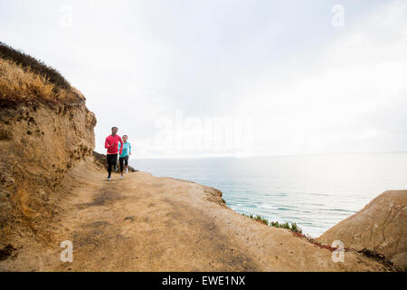 Zwei Frauen Joggen laufen auf Küstenpfad Stockfoto