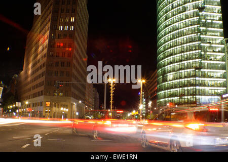 SEPTEMBER 2013 - BERLIN: Verkehr in der Nacht am Potsdamer Platz in Berlin. Stockfoto