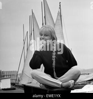 Deutsche plant Karin Baal im Hafen in Hamburg, Deutschland 1960er Jahre. Die deutsche Schauspielerin Karin Baal am Hamburger Hafen, Deutschland der 1960er Jahre. Stockfoto