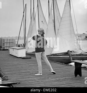 Deutsche plant Karin Baal im Hafen in Hamburg, Deutschland 1960er Jahre. Die deutsche Schauspielerin Karin Baal am Hamburger Hafen, Deutschland der 1960er Jahre. Stockfoto