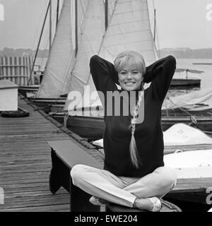 Deutsche plant Karin Baal im Hafen in Hamburg, Deutschland 1960er Jahre. Die deutsche Schauspielerin Karin Baal am Hamburger Hafen, Deutschland der 1960er Jahre. Stockfoto