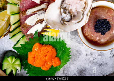 Makro Nahaufnahme von frischem Sushi Kombination Sortiment Auswahl Stockfoto