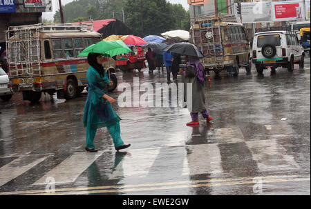 Srinagar, indische verabreicht Kaschmir. 24. Juni 2015. Starker Regen peitschte weite Teile von Kaschmir-Tal, einschließlich der Sommerhauptstadt Srinagar, schlecht beeinflussen Verkehrs- und geschäftlichen Aktivitäten here.showers weiter bis Juni 28 Credit: Sofi Suhail/Alamy Live News Stockfoto