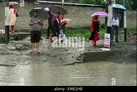 Srinagar, indische verabreicht Kaschmir. 24. Juni 2015. Starker Regen peitschte weite Teile von Kaschmir-Tal, einschließlich der Sommerhauptstadt Srinagar, schlecht beeinflussen Verkehrs- und geschäftlichen Aktivitäten here.showers weiter bis Juni 28 Credit: Sofi Suhail/Alamy Live News Stockfoto