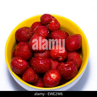 Erdbeeren in ein gelbes Schild eine Seitenansicht Stockfoto