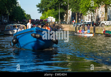 Amsterdam, Touristen Enjoiing eine Bootsfahrt in den Kanälen von der Altstadt entfernt Stockfoto