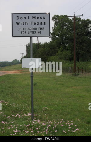 "Nicht mess with Texas" Wurf Warnung Straßenschild Stockfoto