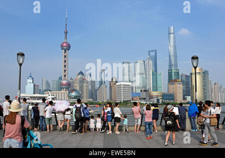 Skyline von Shanghai Pudong (vom Bund) Oriental Pearl TV Tower, Jin Mao Tower, Huangpu River China Stockfoto