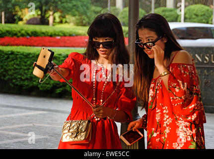 Selfie stick Foto attraktive schöne junge Frauen Shanghai China chinesische Stockfoto