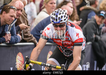 Ein Fahrer in der Stadt-Kriterium bei JUPITER LONDON NOCTURNE auf 06.06.2015 bei Smithfield Market, London. Das Event läuft vom Nachmittag in der Nacht rund um die Rennstrecke Smithfield Market bringt eine Mischung aus Elite und Amateur-Rennen. Bild von Julie Edwards Stockfoto